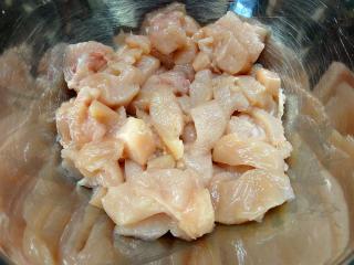 Jak zapéct květák s uzeninou | recept Květák rozebereme na růžičky, důkladně omyjeme a v osolené vodě uvaříme do poloměkka. Scedíme a necháme okapat na sítu. Uzeninu (např. špekáčky) pokrájíme na kostičky. Vejce rozšleháme se smetanou.