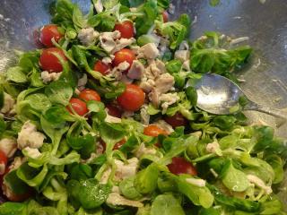 Jak namíchat salát z kuřecího masa, polníčku a rajčat | recept Jak namíchat salát z kuřecího masa, polníčku a rajčat | recept