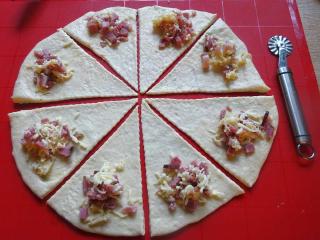Jak upéct rohlíčky z kynutého těsta s náplní | recept na slané i sladké pečivo Jak upéct rohlíčky z kynutého těsta s náplní | recept na slané i sladké pečivo