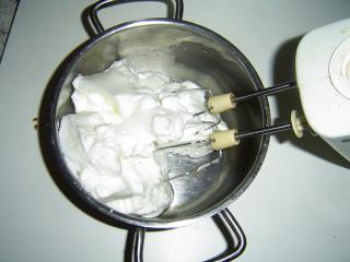 Jak připravit cuketový nákyp | recept Do zadělávací mísy dáme připravenou cuketu, maso s cibulkou, tři vaječné žloutky, jeden hrnek strouhanky nebo hrubé mouky, nebo kombinaci obou, případně můžeme část mouky nebo strouhanky nahradit ovesnými vločkami. Ušleháme tuhý sníh z bílků a lehce vmícháme do hmoty. Komu se nechce šlehat bílky, vmíchá do těsta vejce celá, ale do sypké moučné přísady rozmíchá půl prášku do pečiva. Do směsi můžeme přidat sekané zelené bylinky - například zelenou petrželku, kerblík nebo celerovou nať.