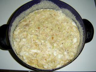 Jak připravit cuketový nákyp | recept Hmotu nalijeme do sádlem nebo olejem vymazaného pekáče. Urovnáme povrch, trochu pokapeme tukem (olej, sádlo, máslo, rostlinný tuk) a dáme péct do vyhřáté trouby. Cuketový nákyp pečeme při 180 stupních, nejprve pod poklicí, pak odkryté. Nemáme-li poklici na zapékací nádobu, přikryjeme povrch pokrmu alobalem nebo pečícím papírem. Dopékáme odkryté, až se vytvoří zlatá kůrka. V poslední fázi pečení můžeme posypat strouhaným sýrem.