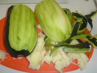 Jak udělat cuketový prejt | recept Na přípravu cuketového prejtu vybereme velkou pevnou cuketu (pečením se hodně odpaří). Cuketu oloupeme, omyjeme, rozkrojíme, zbavíme jader a vláken z dutiny jadřince. Na struhadle s hrubými očky cuketu nastrouháme. Jestliže přes svou zralost pouští vodu, odlíváme ji, aby zbytečně neředila hmotu prejtu. Vodu sléváme do hrnečku.