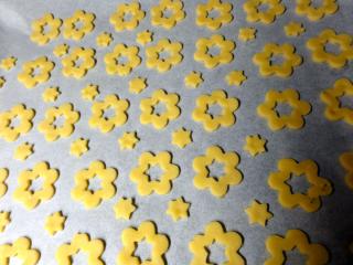 Jak upéct mandlové cukroví s náplní z vaječného likéru | recept na vánoční cukroví