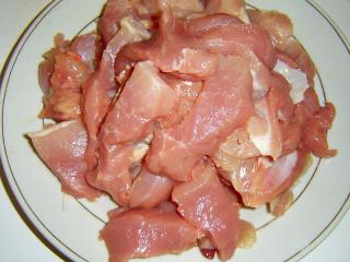 Jak udělat vepřové krupeto | recept Vepřovou plec opláchneme, otřeme suchou utěrkou a nakrájíme na malé kousky. Dvě velké (nebo tři menší) cibule oloupeme, opláchneme, nakrájíme nadrobno a dáme smažit na přibližně 50 gramů (půl deci) rostlinného oleje. Když zesklovatí, přidáme kousky masa a opékáme, až se maso „zatáhne“. Pak zalijeme sójovou omáčkou (asi 45 – 50 gramů, nebo šest lžic – všechny kousky masa musejí být pokapané).
