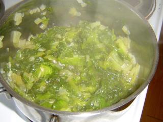 Jak uvařit polévku z hlávkového salátu | recept Na vrchovaté lžíci másla zpěníme nakrájenou cibuli. Nemusí být na nijak „extra“ maličké kousky, protože polévku budeme mixovat. Salát pokrájíme na menší kousky. Dáme na cibulový základ a zalijeme masovým vývarem nebo vodou. Komu nevadí polévkové výtažky, může zalít vodou a přidat polévkovou kostku. Přivedeme k varu.
