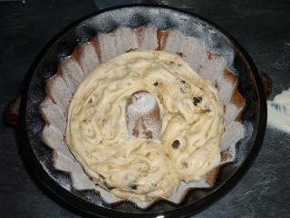 Jak udělat bábovku z kynutého těsta | recept do domácí pekárny Když těsto na bábovku vykyne, urovnáme ho do bábovkové formy a pečeme v předehřáté troubě na 180 °C asi 45 minut. Jakmile povrch bábovky zezlátne, doporučuji přikrýt alobalem, ať se bábovka nespálí, a dopečeme. Upečenou bábovku poznáme tak, že při vpichu špejlí špejle zůstane suchá.
