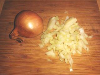 Jak udělat salámovou pomazánku s křenem | recept Cibuli oloupeme, omyjeme, nakrájíme na jemno na pracovním prkénku a dáme do mikrovlnky na několik vteřin "spařit". Takto upravená cibulka není tak štiplavá. Silice, které obsahuje jsou zjemněné. Přidáme lžíci majolky a lžičku hořčice a vše zamícháme. Osolíme podle chuti, pepřit raději nebudeme, ostrost pomazánky je dostačující.