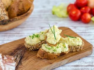 Jak přichystat vajíčkovou pomazánku s medvědím česnekem | recept