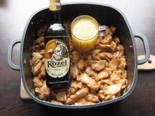 vývar a pivo k podlití směsi kuřecího masa a balzamika přidání vývaru a piva k podušené směsi kuřecího masa a balzamika