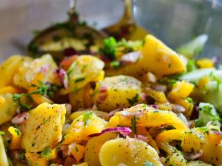 Jak na teplý bramborový salát s dýní a s pečenými rajčaty | recept Jak na teplý bramborový salát s dýní a s pečenými rajčaty | recept