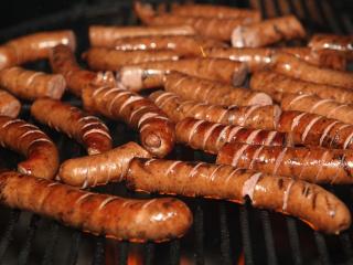 Jak připravit zapečené nakládané minipárečky s hrubozrnnou hořčicí a červenou cibulí | recept Jak připravit zapečené nakládané minipárečky s hrubozrnnou hořčicí a červenou cibulí | recept