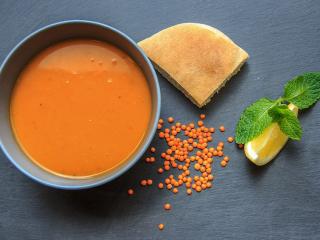 Jak připravit jemnou čočkovou polévku s olivovým olejem a šunkou | recept Jak připravit jemnou čočkovou polévku s olivovým olejem a šunkou | recept